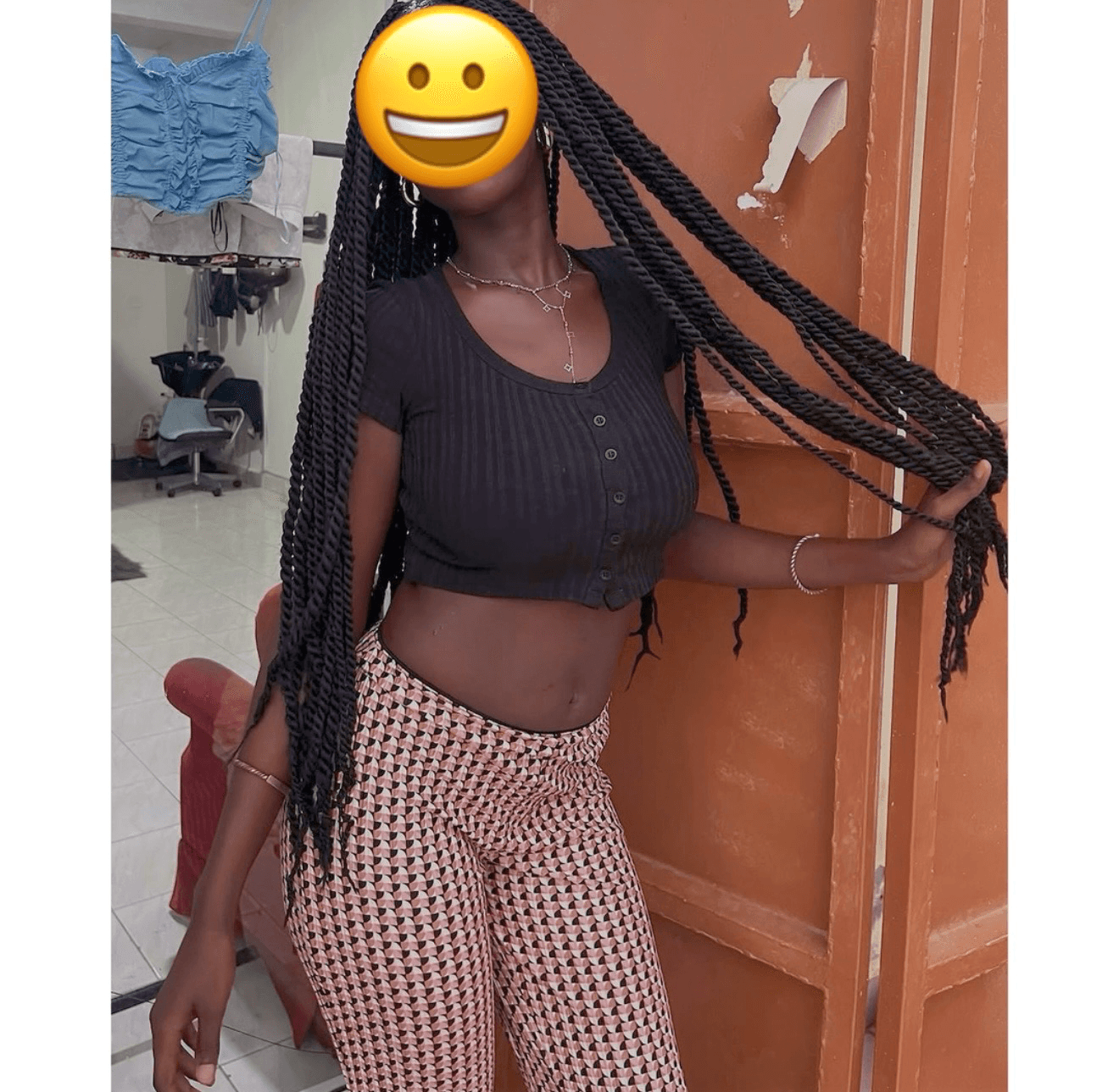 Angré 22eme belle fille reçois ou deplace baise sans capote jouir dedans con dou