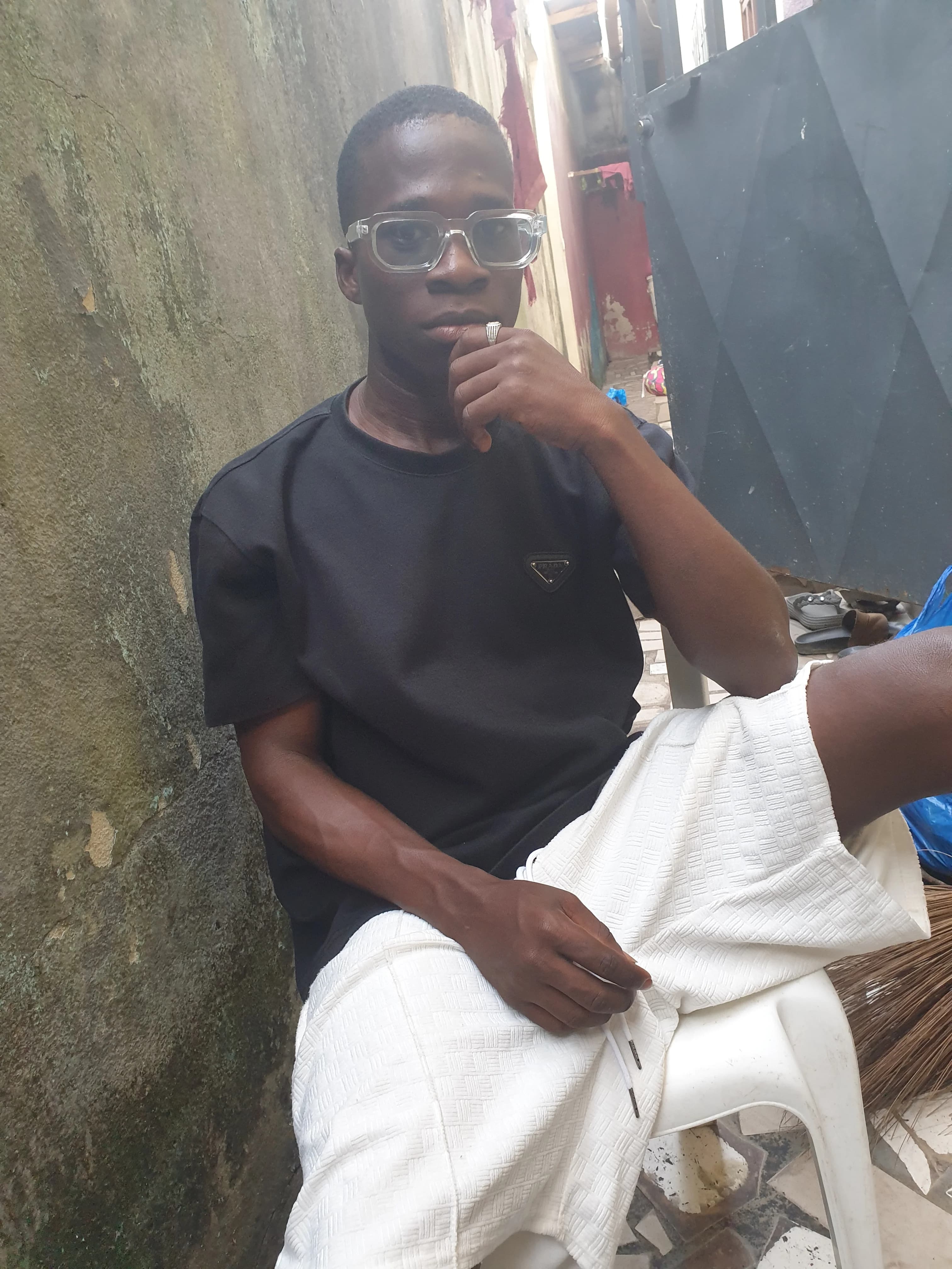 Un jeune homme virile et endurant pour satisfaire les femmes qui en ont besoin 