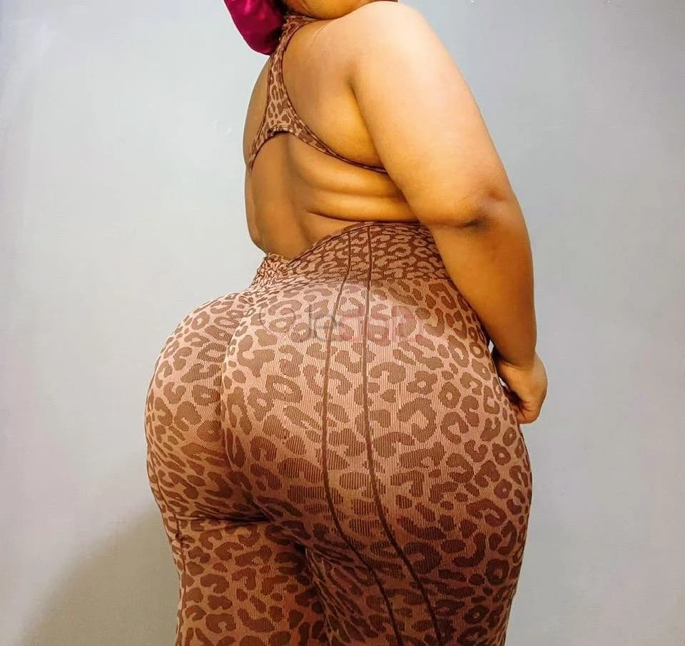 BELLE DAME MATURE RECOIT ET SE DEPLACE JE SUIS A YOPOUGON